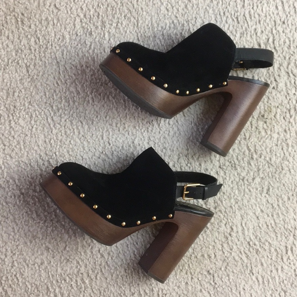 VINCE CAMUTO/BLACK”ITHERNDA” STUD HEELED CLOGS